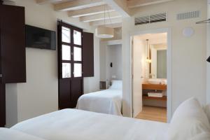 a hotel room with two beds and a bathroom at Hotel Trina 20 in Palas de Rei