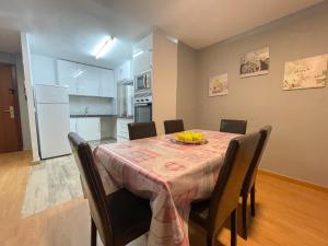 comedor con mesa y sillas y cocina en Piso Acogedor Fortuny, en Salou