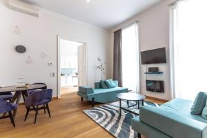 ウィーンにあるLong Term Rentalsのリビングルーム(青い家具、テーブル付)
