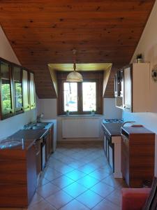 グディニャにあるApartament Morskiのカウンター付きの広いキッチン、大きな窓
