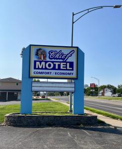 um sinal para um motel na beira de uma estrada em Chief Motel em Keokuk