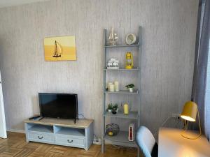 een woonkamer met een tv op een tafel bij Gemütliche Wohnung neben Duisburg Hbf in Duisburg
