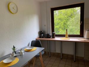 een keuken met een tafel en een klok aan de muur bij Gemütliche Wohnung neben Duisburg Hbf in Duisburg
