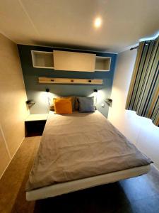 Tempat tidur dalam kamar di Campingland Ostsee - Mobilheim A3Strandleben