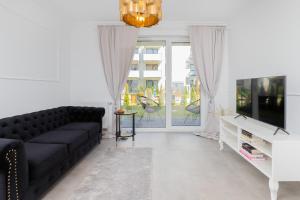 Televízia a/alebo spoločenská miestnosť v ubytovaní Gdynia Nasypowa Apartments with Parking by Noclegi Renters