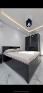 1 dormitorio con 1 cama grande en una habitación en Dar toumana djerba, en Taguermess