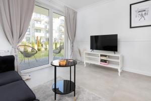Televízia a/alebo spoločenská miestnosť v ubytovaní Gdynia Nasypowa Apartments with Parking by Noclegi Renters