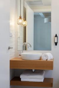 W łazience znajduje się umywalka i lustro. w obiekcie Hotel Trina 20 w mieście Palas de Rei 