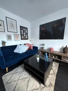 ein Wohnzimmer mit einem blauen Sofa und einem Couchtisch in der Unterkunft Apartamento acogedor en la laguna in La Laguna