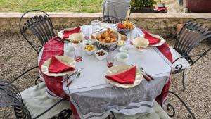 Biały stół z jedzeniem na górze w obiekcie Chambre d'hôtes - B&B - Petit Luberon chez Manon en Luberon w mieście Lagnes