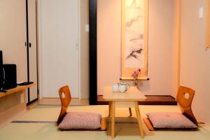 un soggiorno con tavolo e 2 sedie di 和縁WAEN SKYTREE a Tokyo