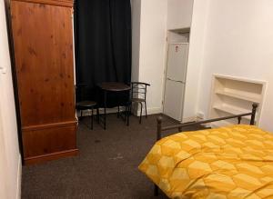 1 dormitorio con 1 cama, mesa y sillas en Wembley Park Studios, en Londres