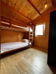 a bedroom with two bunk beds in a cabin at Lodge on the campsite in Oostvoorne