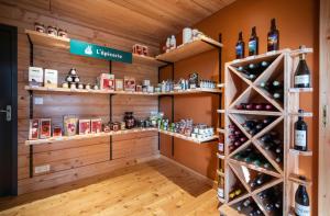 ein Weinproberaum mit Weinflaschen auf Regalen in der Unterkunft Huttopia Pays de Cordes sur Ciel in Albi + 15 Fotos