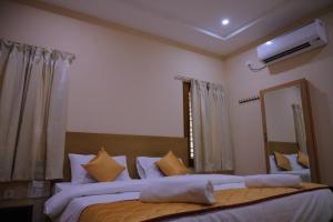 Postel nebo postele na pokoji v ubytování Padma Homes Stay- Luxury Service Apartment 1BHK & 2BHK & 3BHK