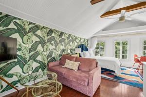 - une chambre avec un lit et un canapé dans l'établissement The Julia Place Carriage House, à Sarasota