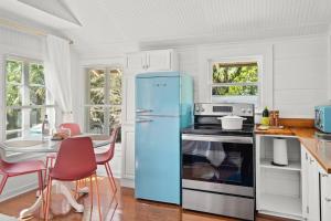 um frigorífico azul numa cozinha com uma mesa em The Julia Place Carriage House em Sarasota