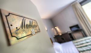 TV a/nebo společenská místnost v ubytování Logis Hôtel Restaurant Le Mont Aigoual