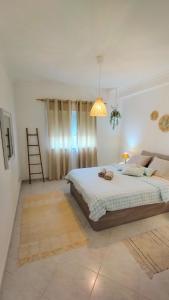um quarto com uma cama grande num quarto em Ria Mar Fuzeta Apartments na Fuzeta