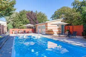 una piscina frente a una casa en Auf den Höfen Wohnung 02, en Kühlungsborn