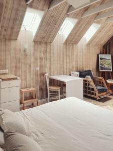 1 dormitorio con 1 cama, mesa y sillas en La Bulle d'EMBRUNS d'HERBE en Plogoff