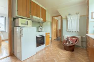 Kitchen o kitchenette sa Serenity by the Sea / 3-BR House / Sea View