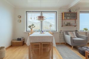 - un salon avec une table et une chaise dans l'établissement Serenity by the Sea / 3-BR House / Sea View, à Syðrugøta