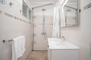 Un baño blanco con lavabo y ducha. en Villa Pointe Chaudière, en Le Vauclin 51 fotos más