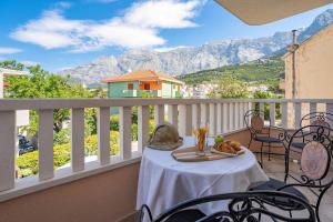 d'une table sur un balcon avec vue sur les montagnes. dans l'établissement Villa Lux, à Promajna