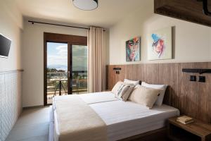 Sunday Resort في غيراكيني: غرفة نوم بسرير كبير ونافذة كبيرة +131 صورة