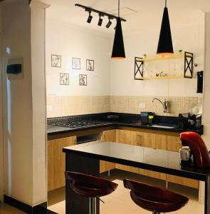 - une cuisine avec un comptoir et deux tabourets dans l'établissement Premium RJ - Consulado, à Rio de Janeiro