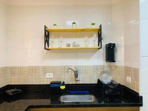 - une cuisine avec un évier et un comptoir dans l'établissement Premium RJ - Consulado, à Rio de Janeiro