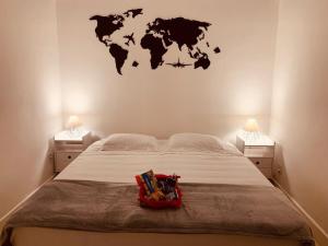 - une chambre avec un grand lit et une carte du monde sur le mur dans l'établissement Premium RJ - Consulado, à Rio de Janeiro