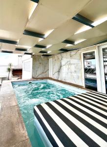 Bazén v ubytování CityCenter Penthouse mini Private Pool with Hydromassage and Great Town View nebo v jeho okolí