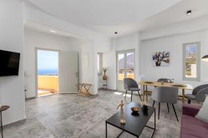 un soggiorno con un divano e un tavolo di Geminos Complex Villas a Kamari