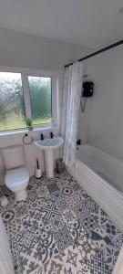 Ένα μπάνιο στο Modern house for your seaside getaway +8 φωτογραφίες