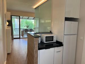 Kuchyňa alebo kuchynka v ubytovaní HORTENSIA Suite Puerto Banus