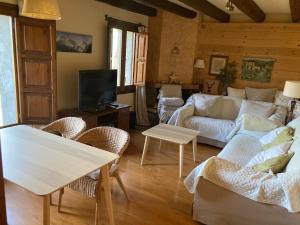 a living room with a couch and a table at El Cau de Cal Quimet in Rialp