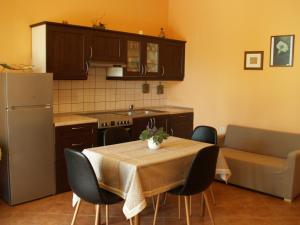 y cocina con mesa, sillas y nevera. en Apartments Frank, en Rovinj