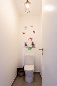 a bathroom with a toilet with bats on the wall at Plein centre ville Biscarrosse bourg appartement 2 chambres dans résidence in Biscarrosse
