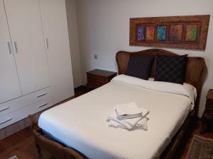 a bedroom with a bed with two towels on it at Duplex Las Piraguas in Arriondas