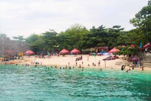 un grupo de personas en el agua en una playa en Gallery, air-conditioned room with double bed Bathroom Toilet Pools Beaches around the corner en Gabi