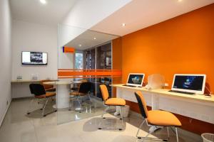 an office with two desks and chairs with computers on them at Hotel Star Express Puebla in Puebla