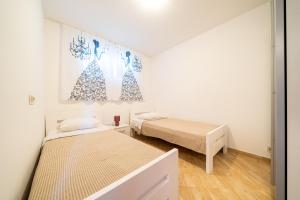 Postel nebo postele na pokoji v ubytování Apartments Svetlana