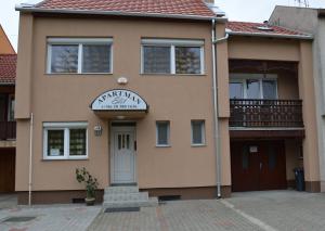 Gallery image of Apartman Edit in Hark&aacute;ny