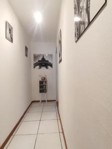 un corridoio con una stanza con pareti bianche e un tavolo di Orio Home a Bergamo