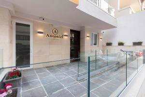 セントジュリアンズにあるAntoniel Suitesの側面に看板がある建物