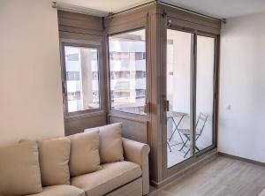 - un salon avec un canapé et une fenêtre dans l'établissement Résidence Graziella Appartement 510, à Juan-les-Pins