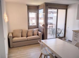 - un salon avec un canapé et une table dans l'établissement Résidence Graziella Appartement 510, à Juan-les-Pins