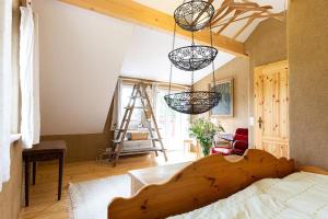 - une chambre avec un lit en bois et deux lustres dans l'établissement Ferienhaus "Am Wegesrand", 